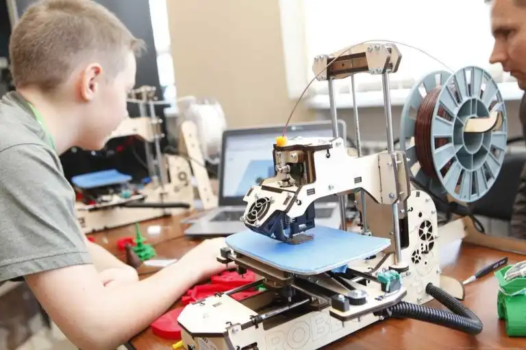 Junge arbeitet an einem Projekt für den 3D-Druck am Laptop