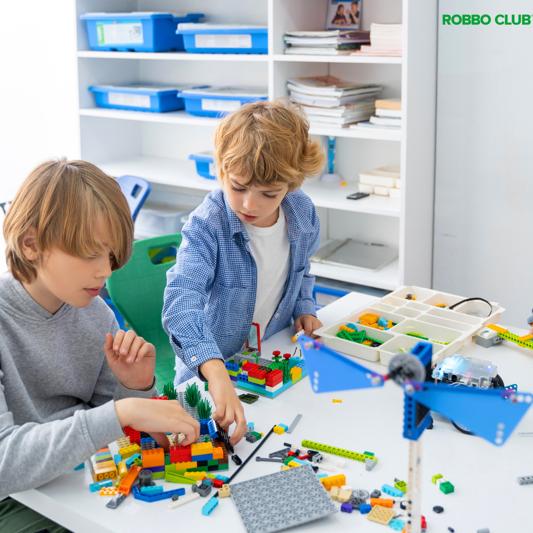 Kinder bauen mit LEGO-Bausteinen im Robbo Club und erkunden die Welt der Robotik