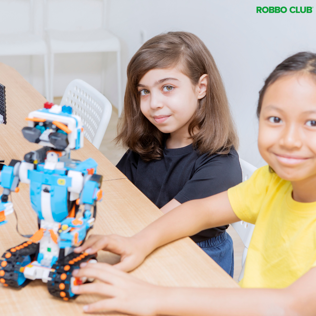 Kinder arbeiten im Robbo Club mit einem LEGO-Roboter und entdecken die Welt der Robotik