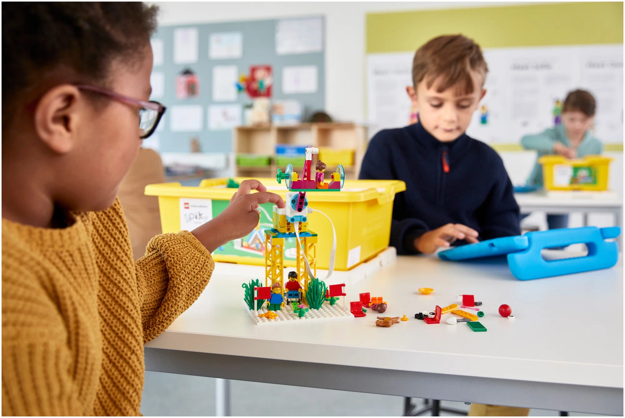 Kinder bauen und programmieren einen LEGO Spike Roboter im Unterrich