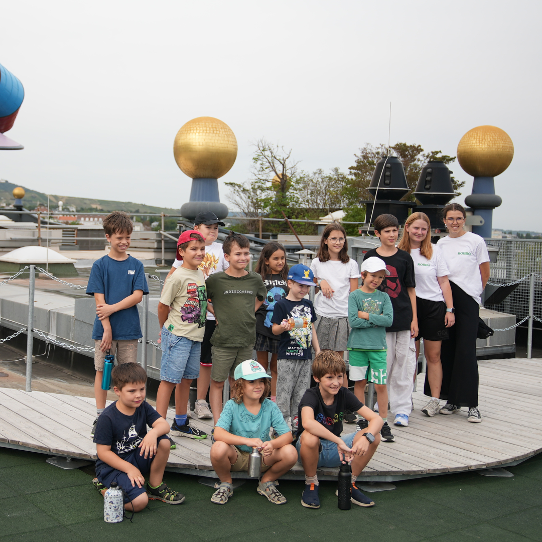 Eine Gruppe von Kindern und Betreuern während einer Outdoor-Aktivität im Sommer-Camp.