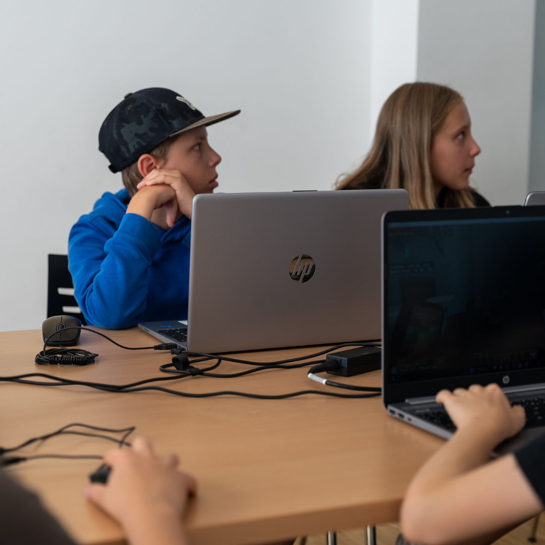 Jugendliche im Robbo Club arbeiten mit Laptops im Game-Design-Camp mit Unity und Unreal Engine.