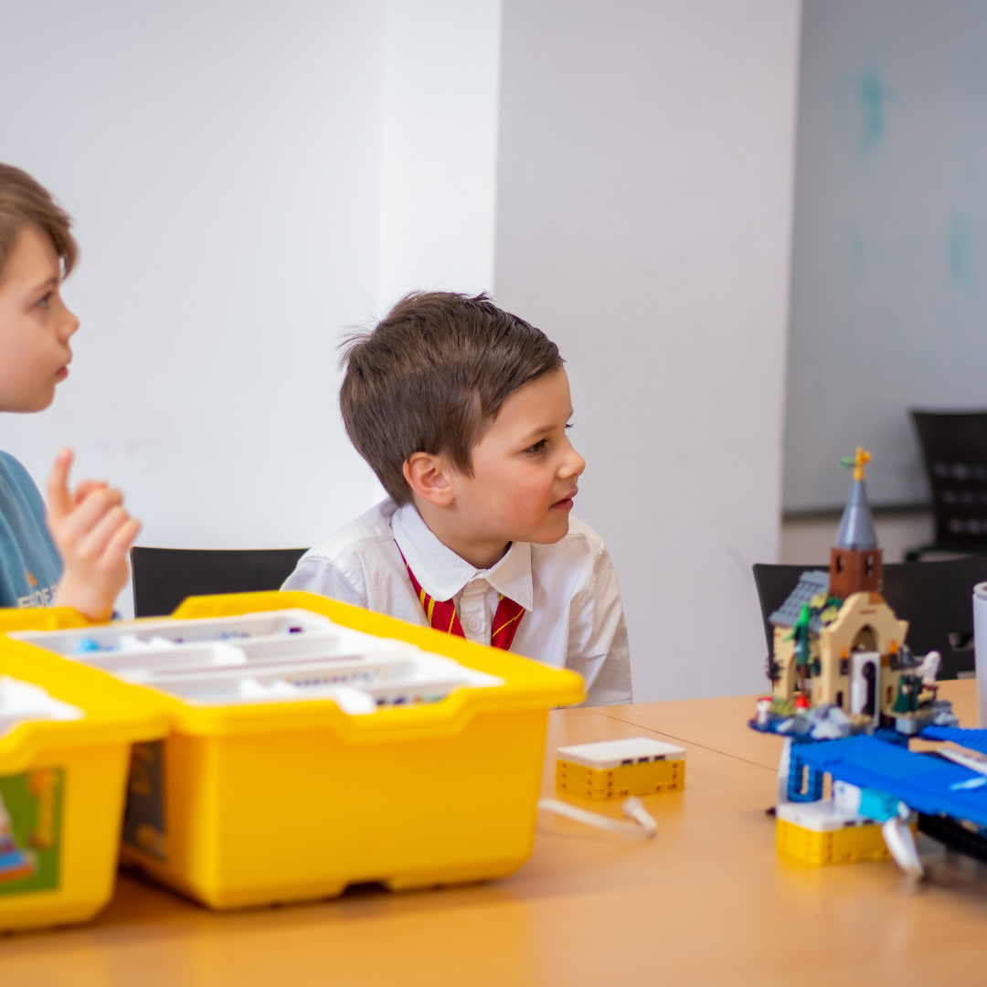 Kinder im Robbo Club Lego-Sommercamp bauen kreative Modelle mit LEGO Education Sets.