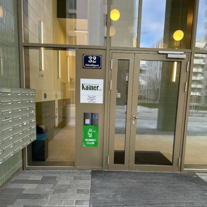 Eingang Schweidlgasse 32 mit dem Schild des ROBBO Club an der Gegensprechanlage