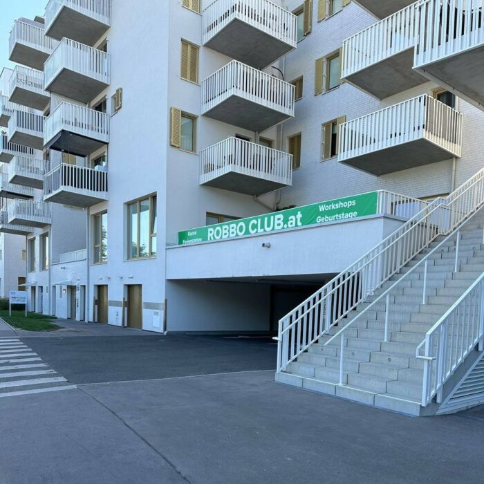 Wohnanlage an der Breitenfurter Straße 229 mit dem Eingang zum ROBBO Club Liesing