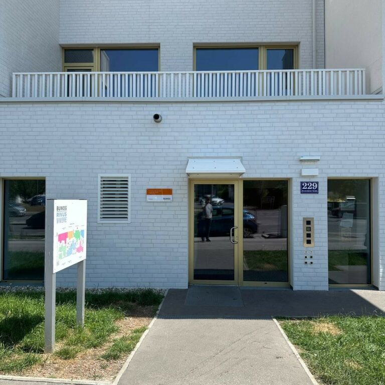 Ein Junge tüftelt an einem Technik-Projekt im ROBBO Club Breitenfurter Straße