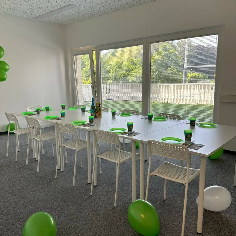 Zwei Kinder lernen Coding im ROBBO Club Breitenfurter Straße