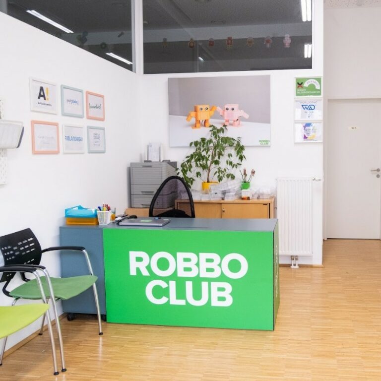 Ein Mädchen programmiert am Laptop im ROBBO Club Nordbergstraße