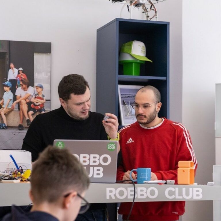 Ein Junge tüftelt an einem Technik-Projekt im ROBBO Club Nordbergstraße