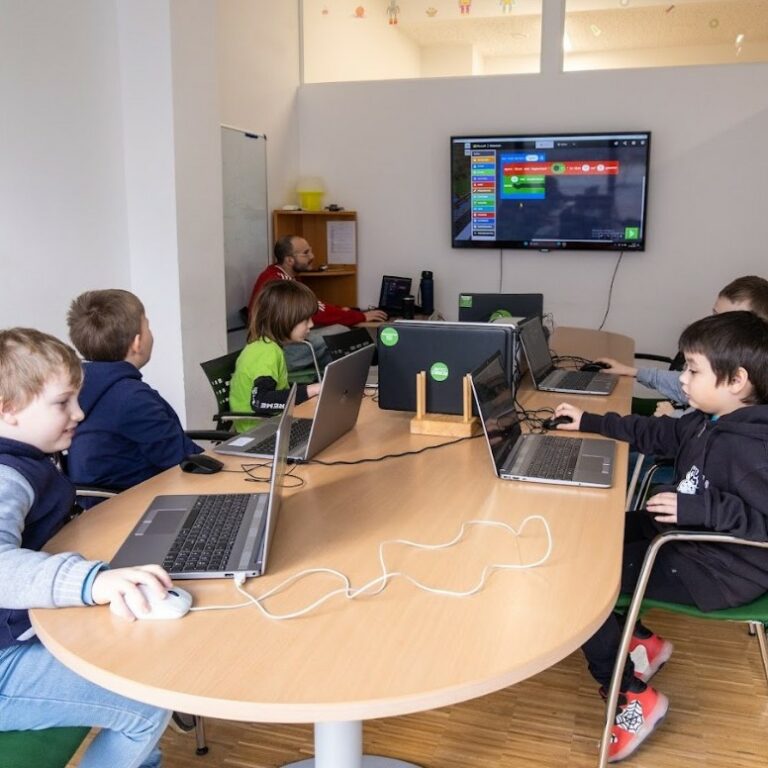 Zwei Kinder lernen Coding im ROBBO Club Nordbergstraße