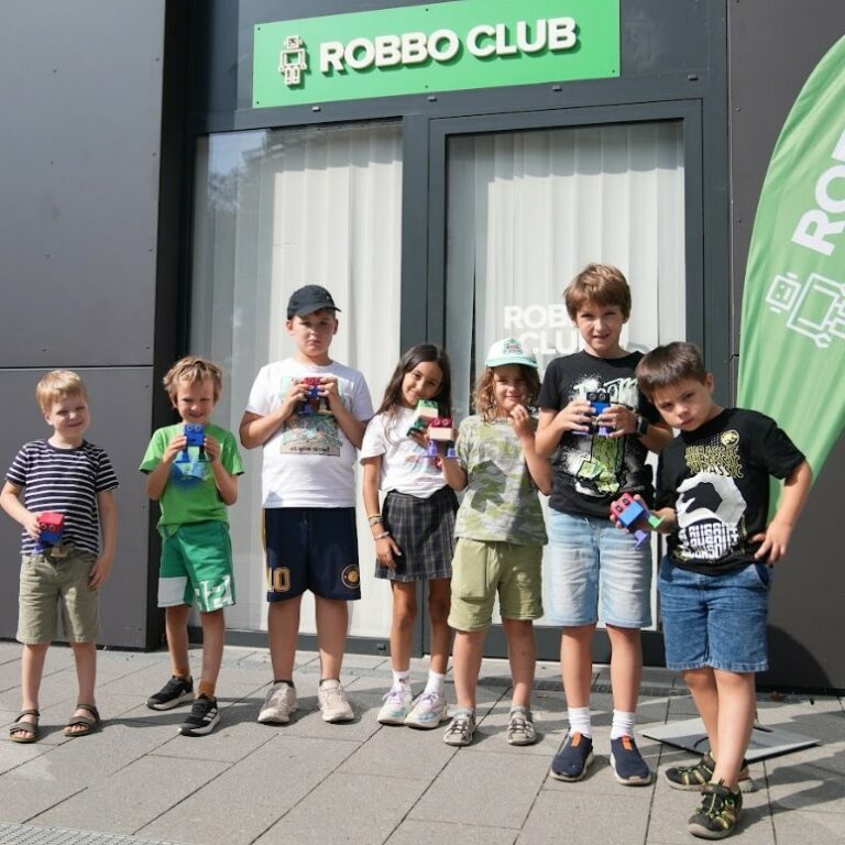 Mehrere Kinder testen einen selbstgebauten Roboter im ROBBO Club Nordbergstraße