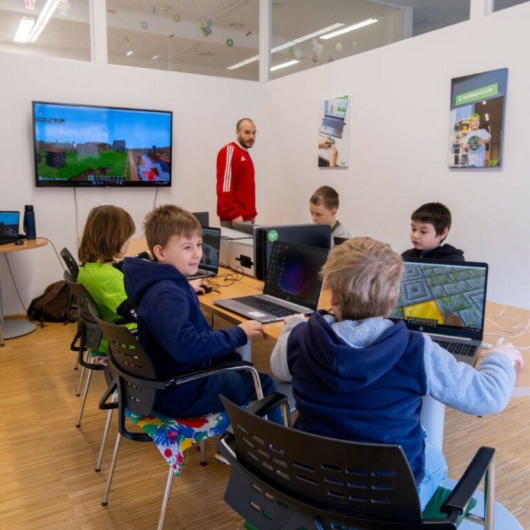 Unterricht im hellen Kursraum des ROBBO Club Nordbergstraße