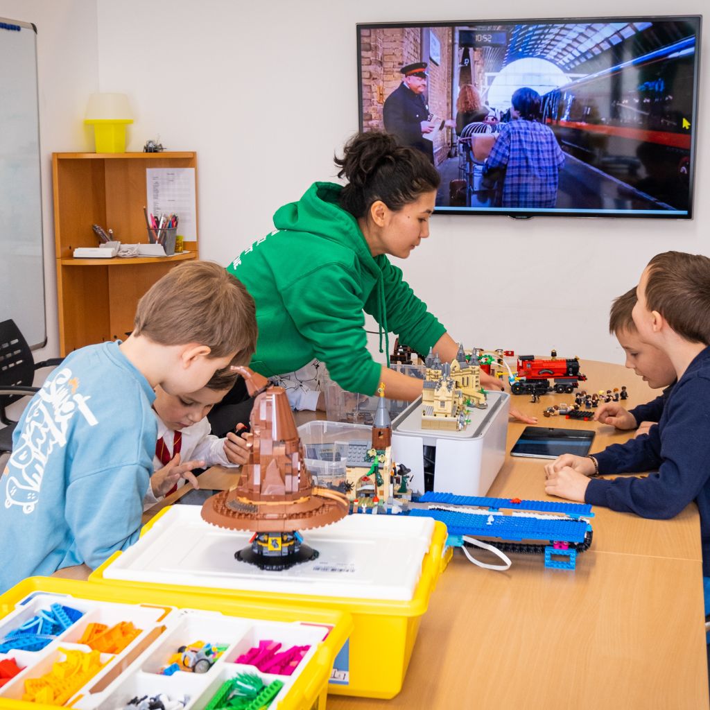 Kinder bauen gemeinsam Lego Harry Potter Modelle im Workshop des Robbo Clubs