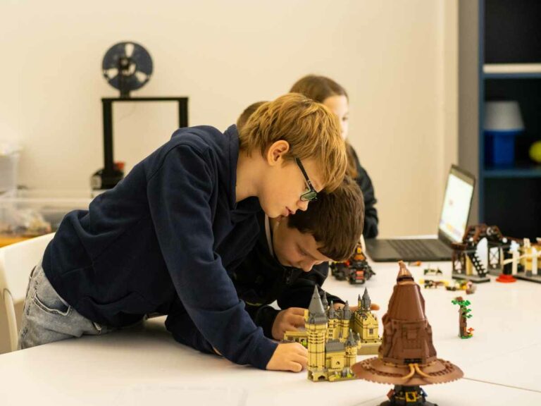 Kinder bauen im LEGO Harry-Potter-Workshop des ROBBO Club Wien kreative Hogwarts-Modelle.