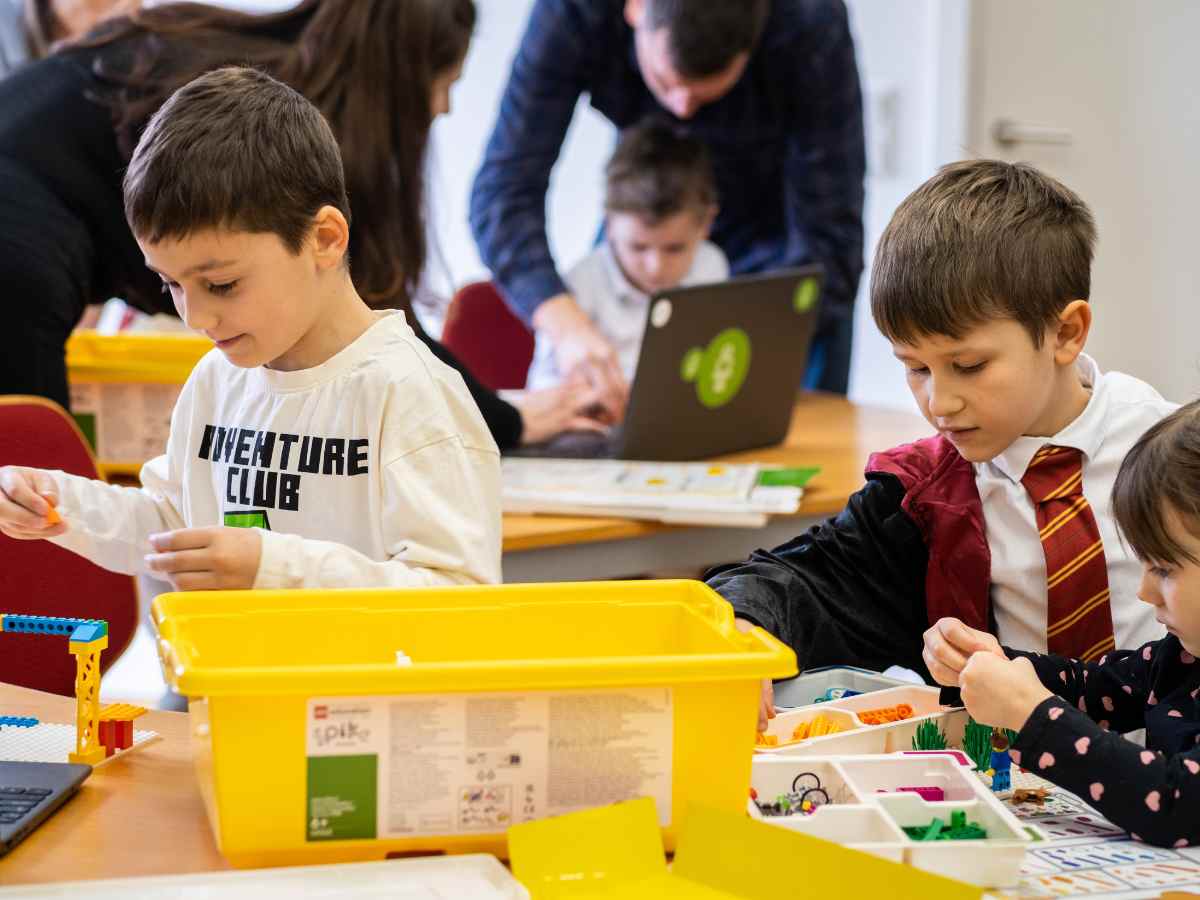 Kinder bauen LEGO Modelle gemeinsam im Workshop des ROBBO Club.