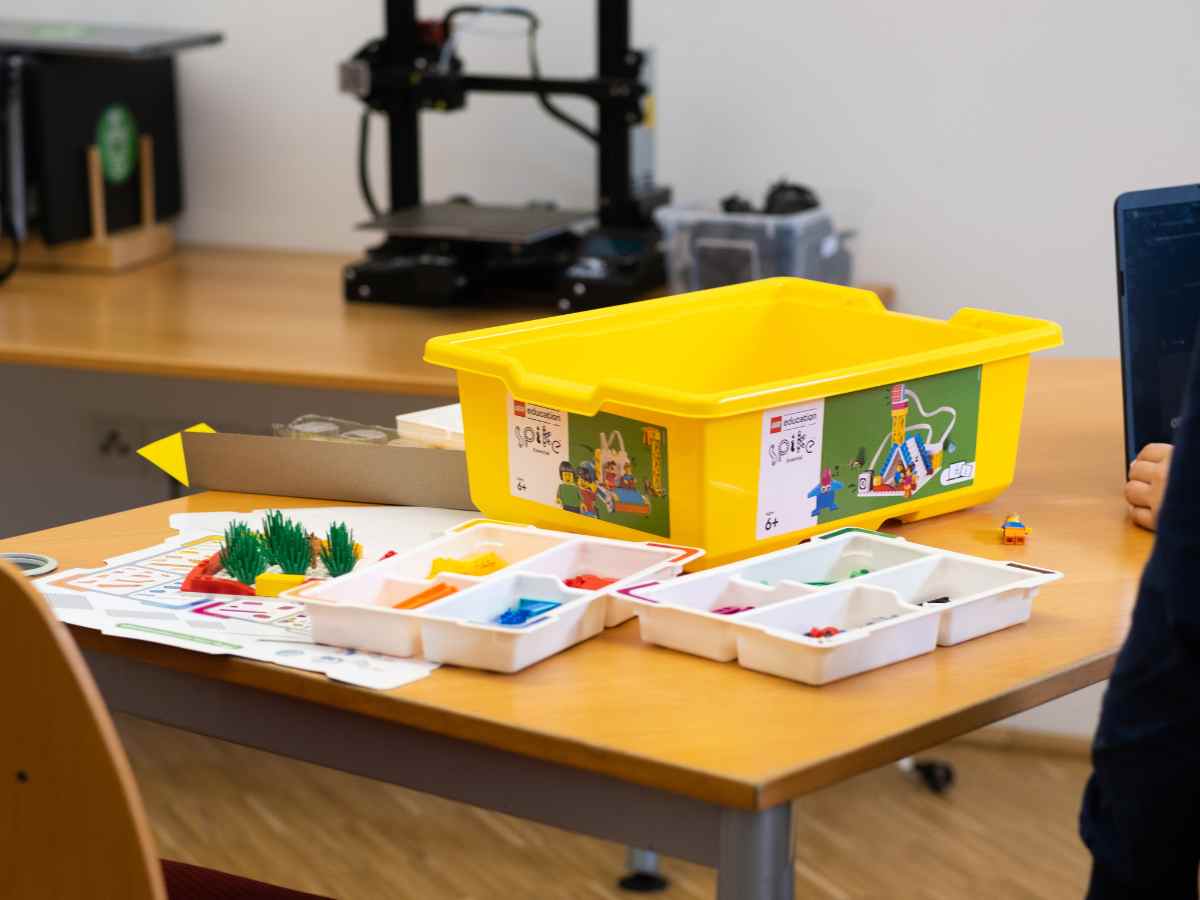 LEGO® Education SPIKE Bauteile und Materialbox auf dem Tisch im Workshop.