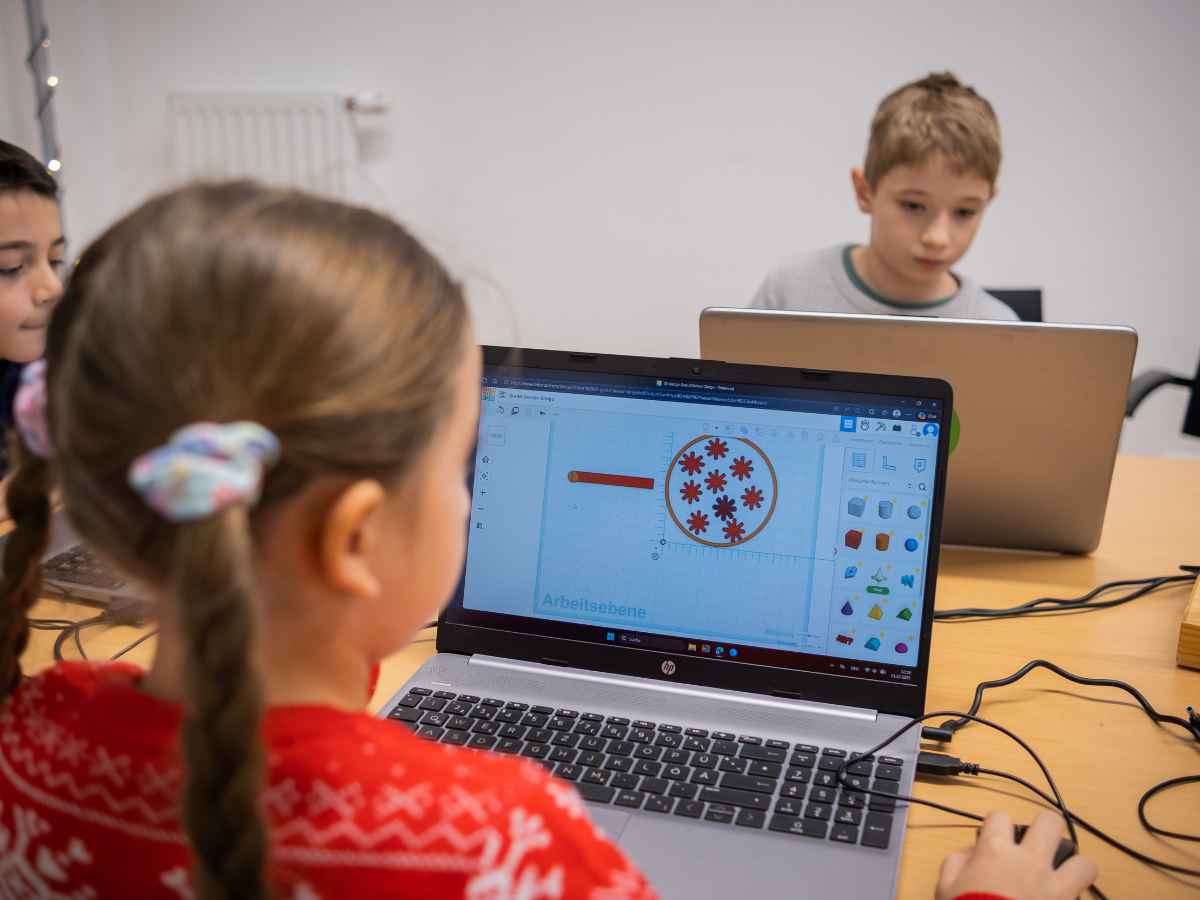 Kinder erstellen eigene 3D-Modelle am Laptop während des Workshops.
