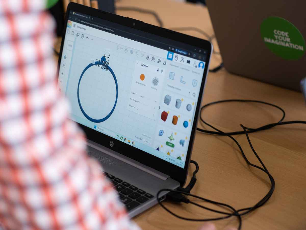3D-Modell eines Rings wird im Designprogramm bearbeitet.