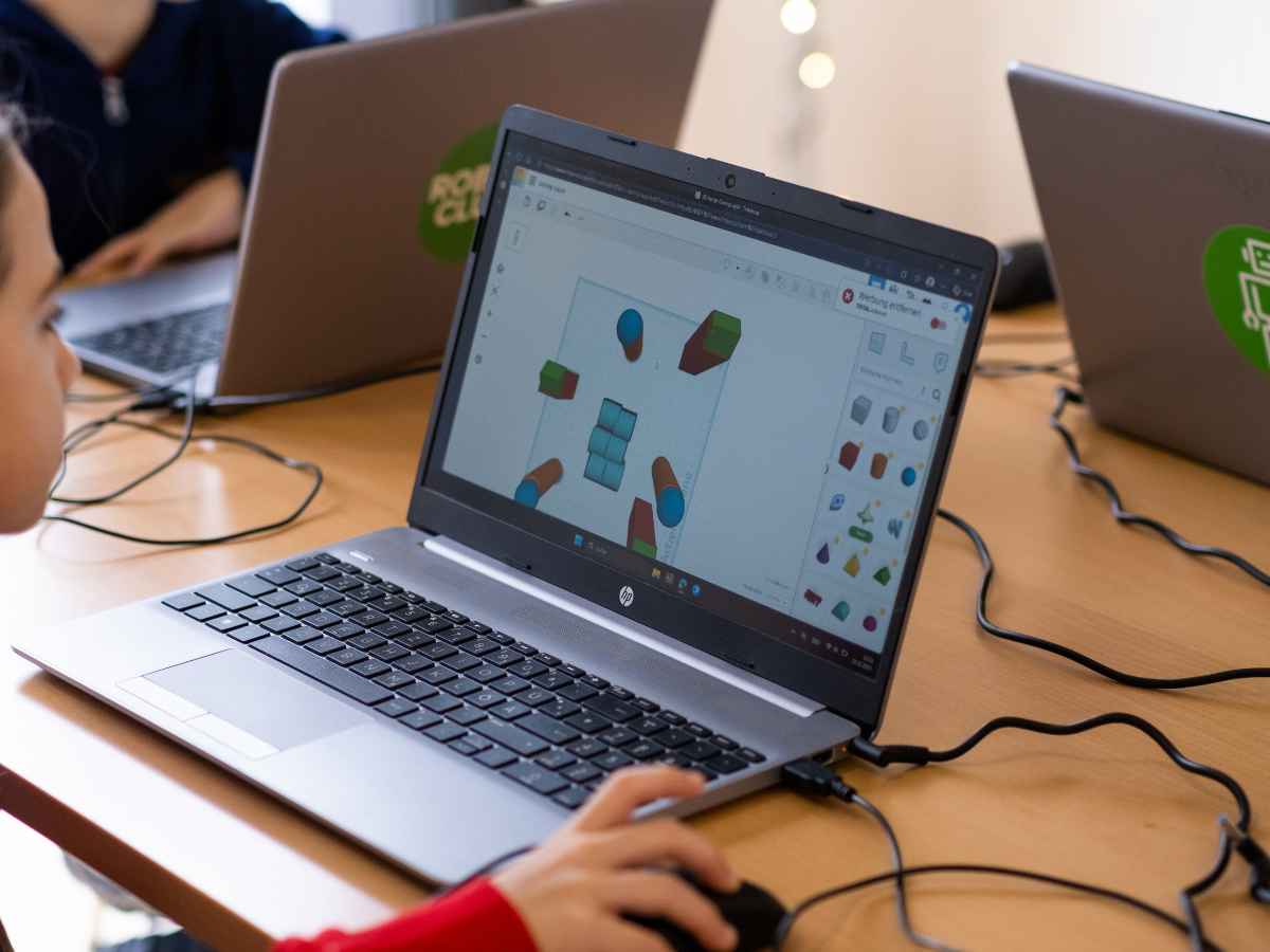 Laptop mit geöffnetem 3D-Designprogramm im Workshop.