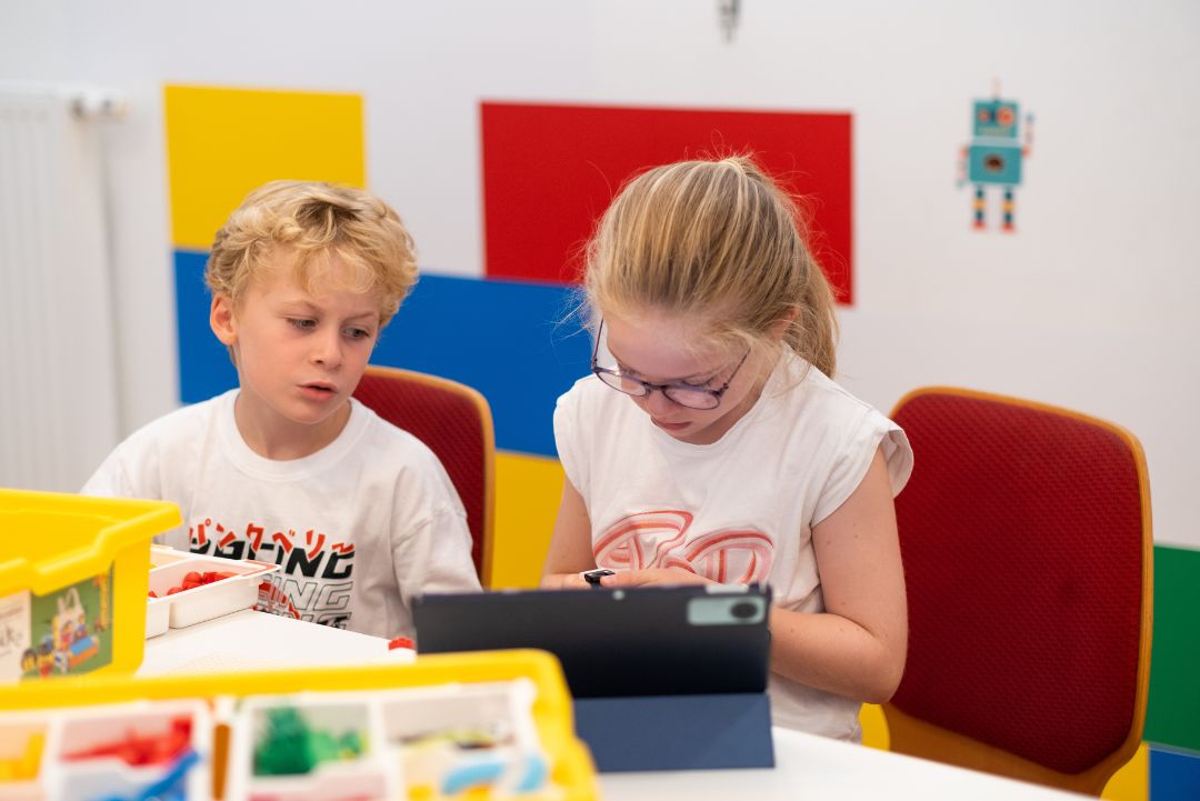 Gemeinsames Programmieren im Robbo Club
