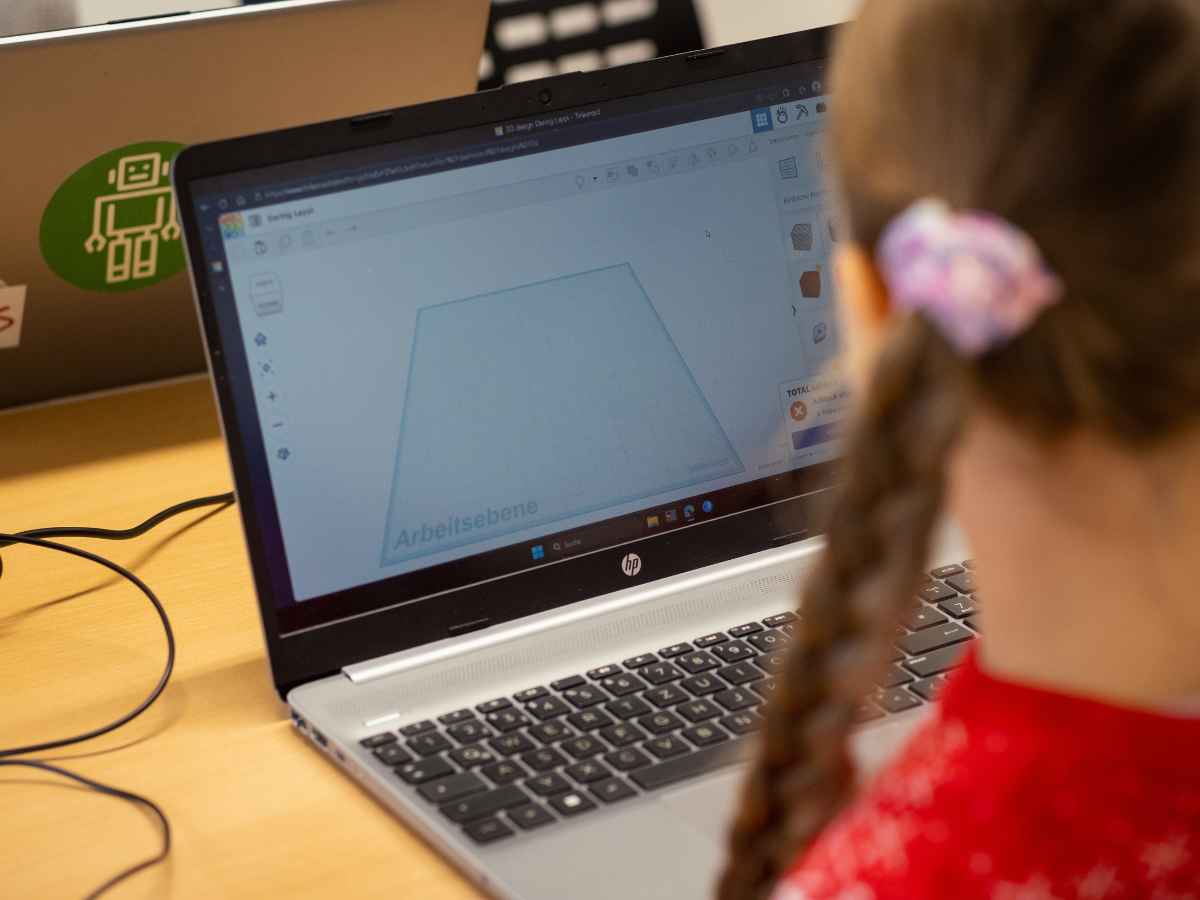 Kind arbeitet an einem 3D-Projekt im Designprogramm im Workshop.