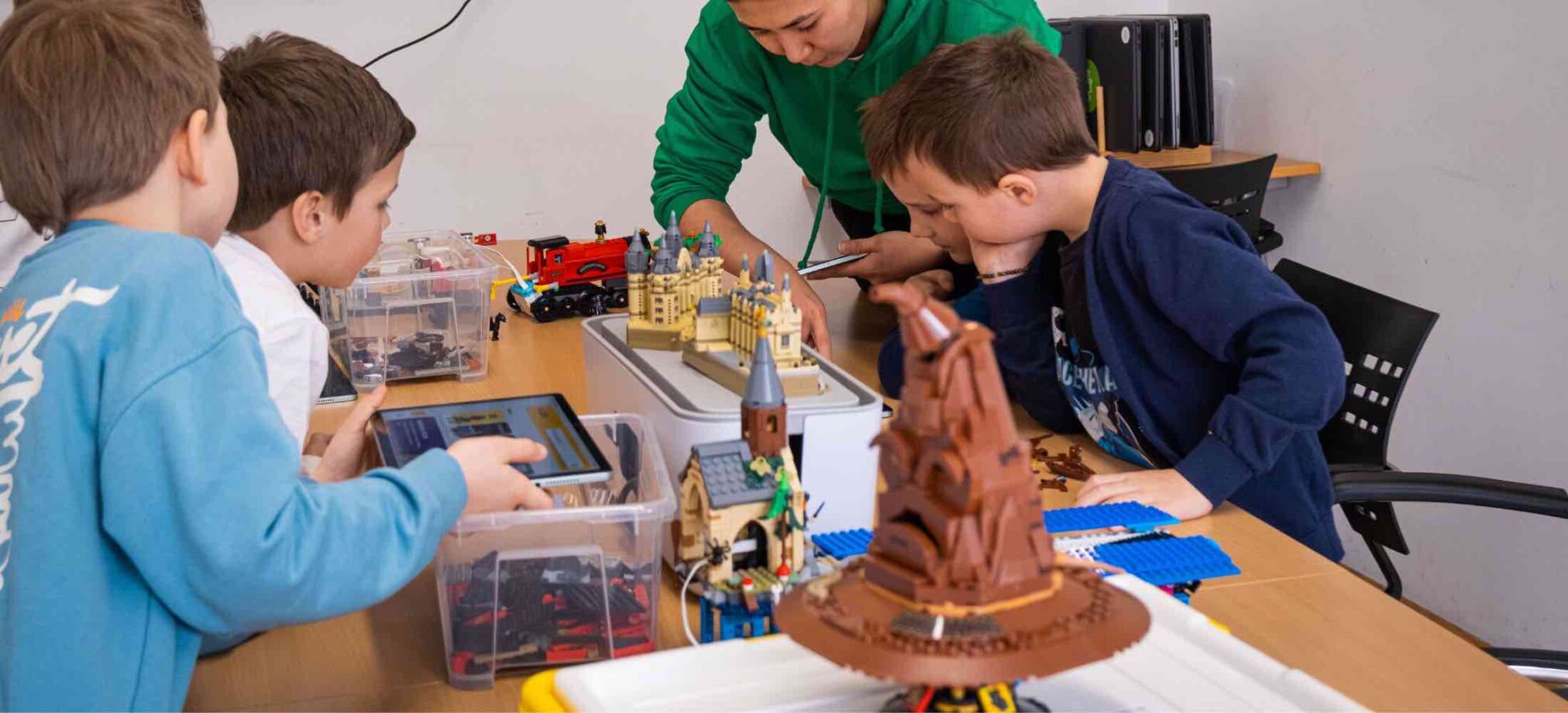 Kinder bauen Harry-Potter-Lego-Modelle im Robbo Club während eines thematischen Kindergeburtstags.
