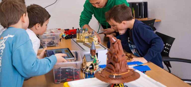 Kinder bauen Harry-Potter-Lego-Modelle im Robbo Club während eines thematischen Kindergeburtstags.