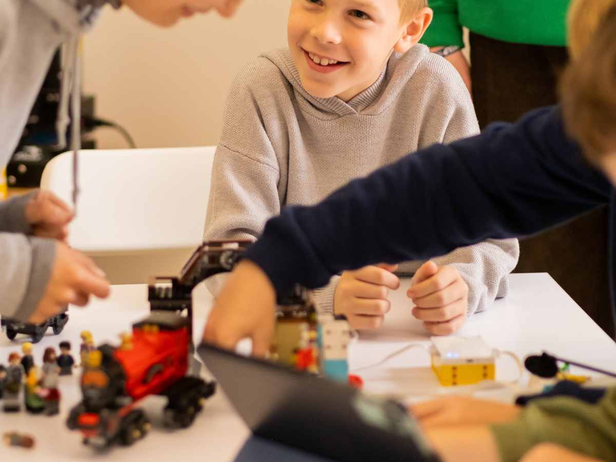 Glückliches Kind im LEGO® Harry-Potter-Kindergeburtstag im ROBBO Club Wien.