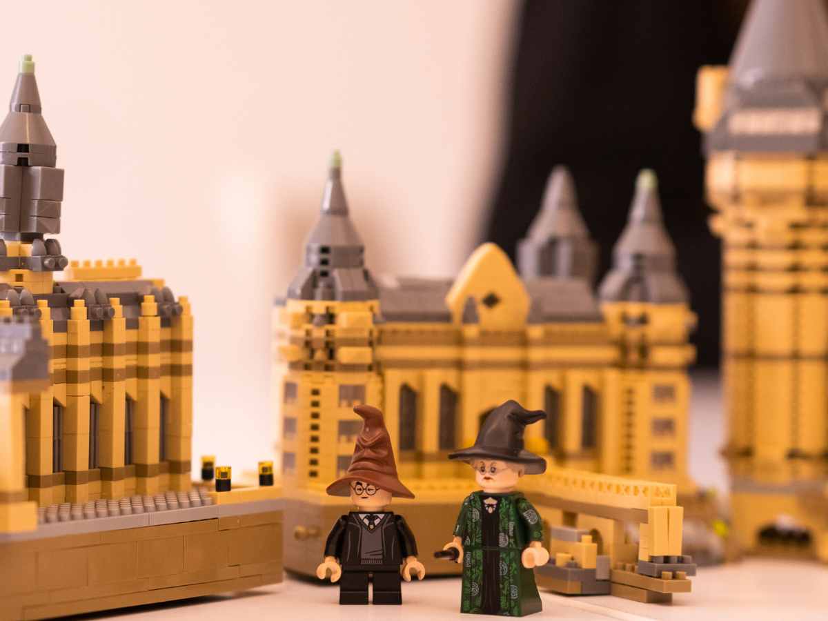Detailaufnahme von LEGO® Harry-Potter-Figuren und Hogwarts-Modellen im ROBBO Club Wien Workshop.