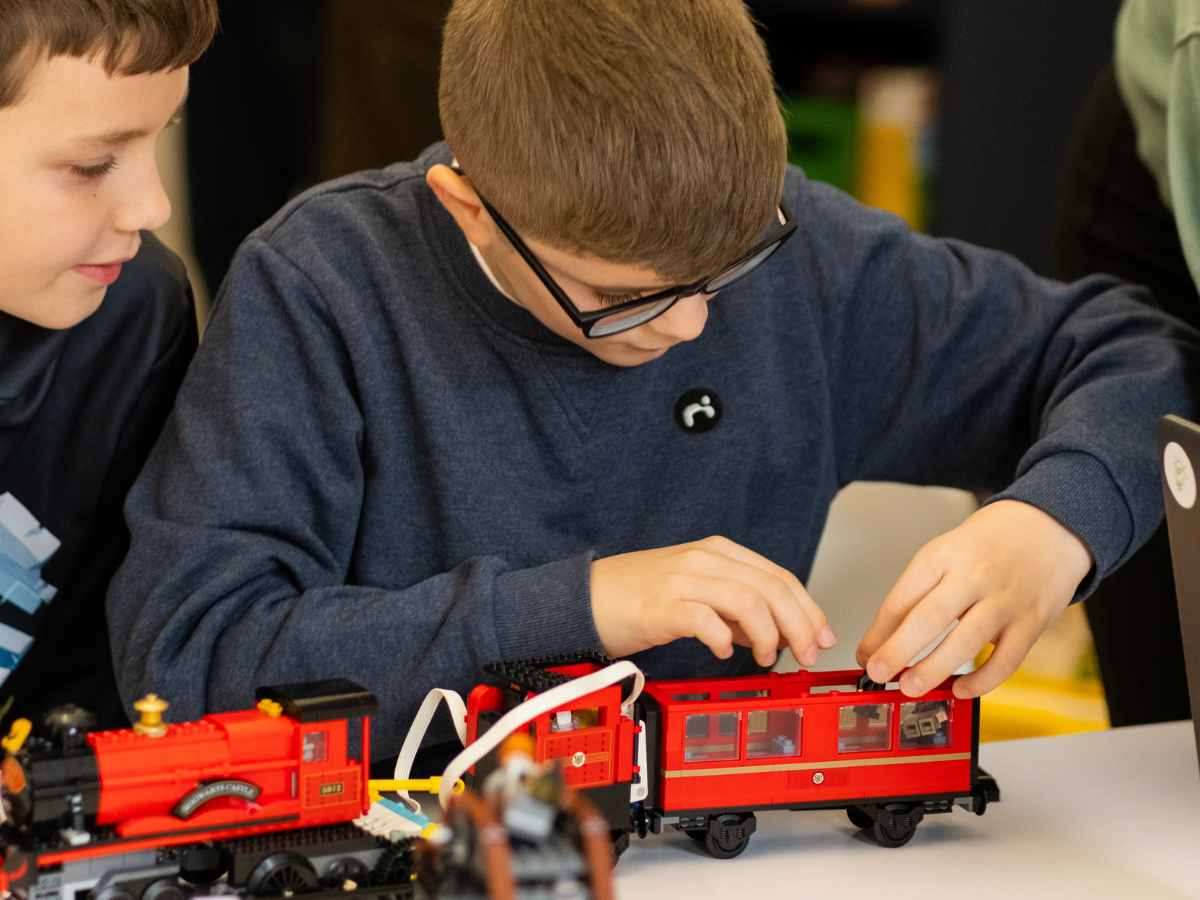 Kinder bauen den LEGO® Hogwarts Express im Harry-Potter-Kindergeburtstag im ROBBO Club Wien.