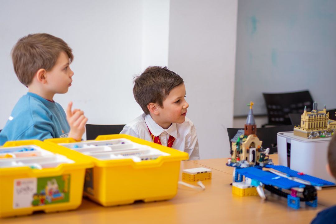 LEGO-Baumeister im Einsatz