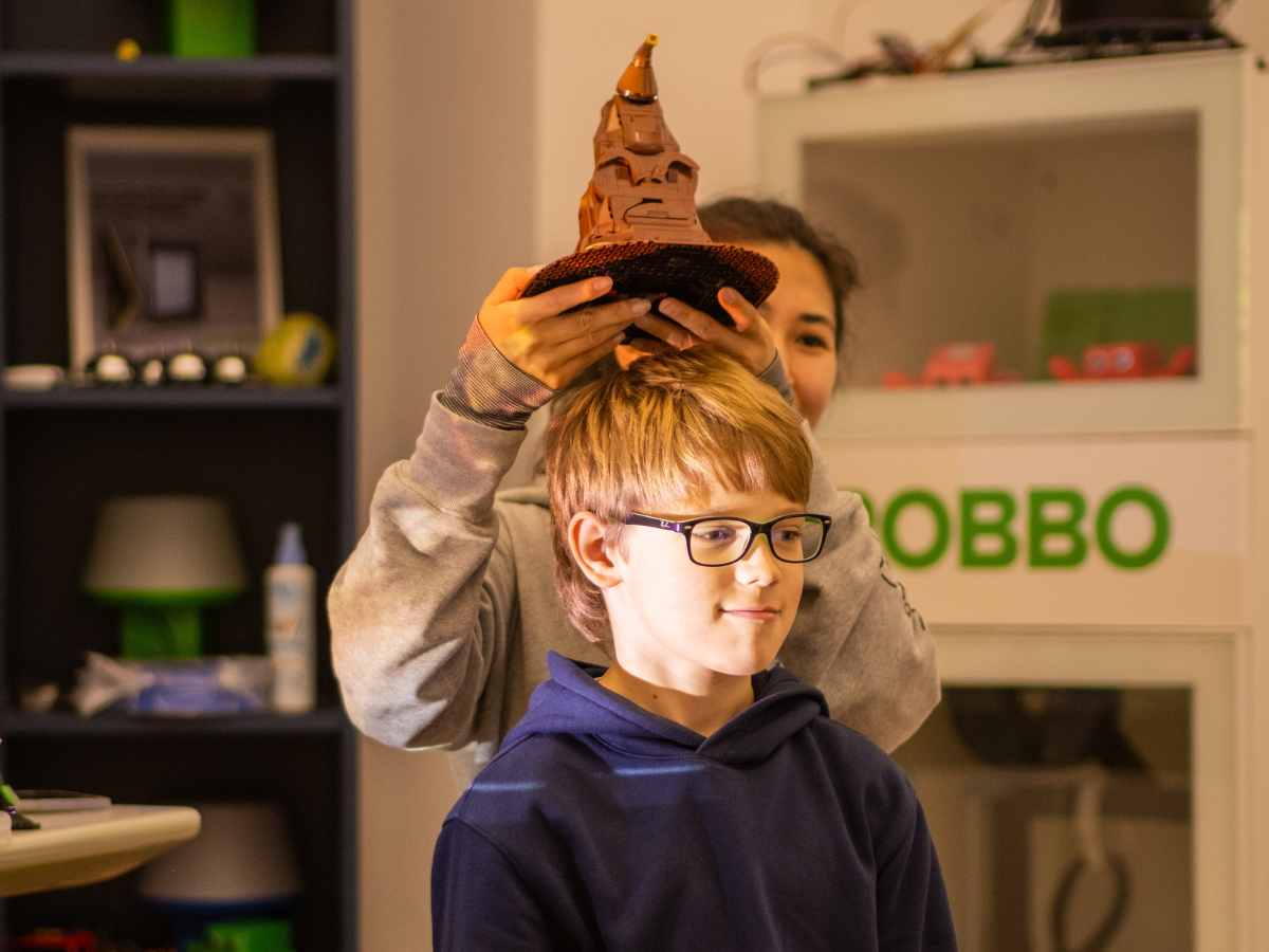 Kind erlebt den Sprechenden Hut im Harry-Potter-Kindergeburtstag des ROBBO Club Wien.