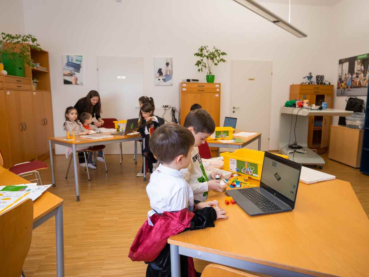 Kinder arbeiten im LEGO Workshop Raum des ROBBO Club.
