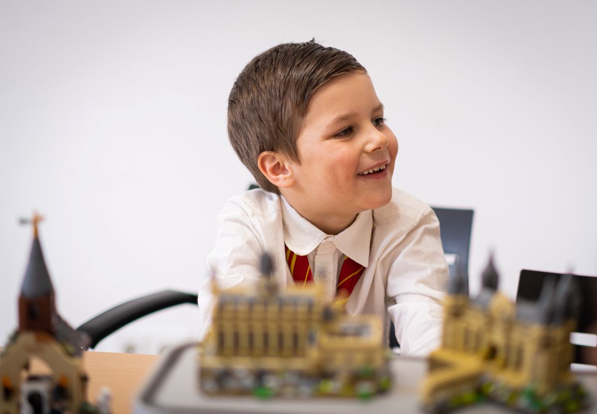 Begeisterter Schüler beim LEGO Robotik Workshop - die Freude am Lernen ist deutlich sichtbar