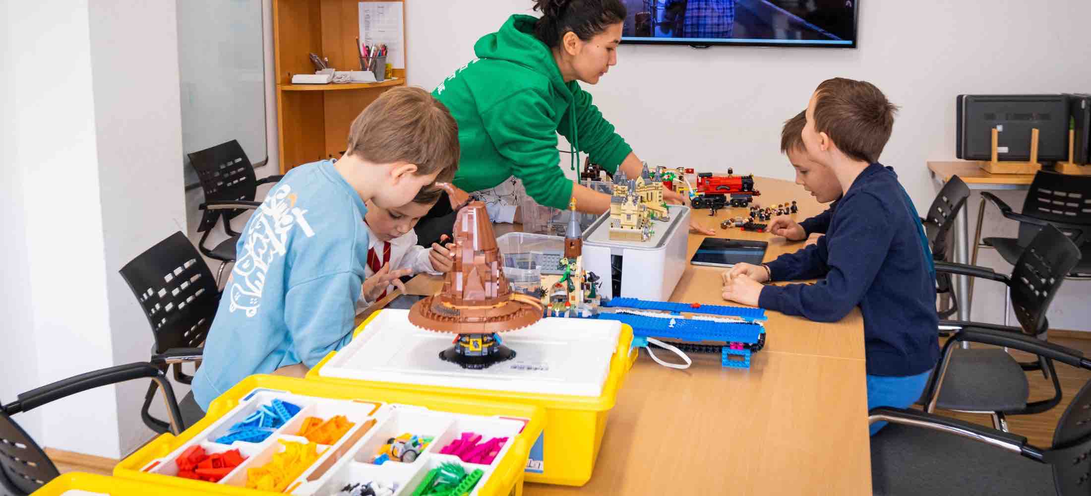 Kinder bauen in einem Lego-Workshop des Robbo Clubs kreative Modelle und arbeiten gemeinsam an spannenden Projekten.