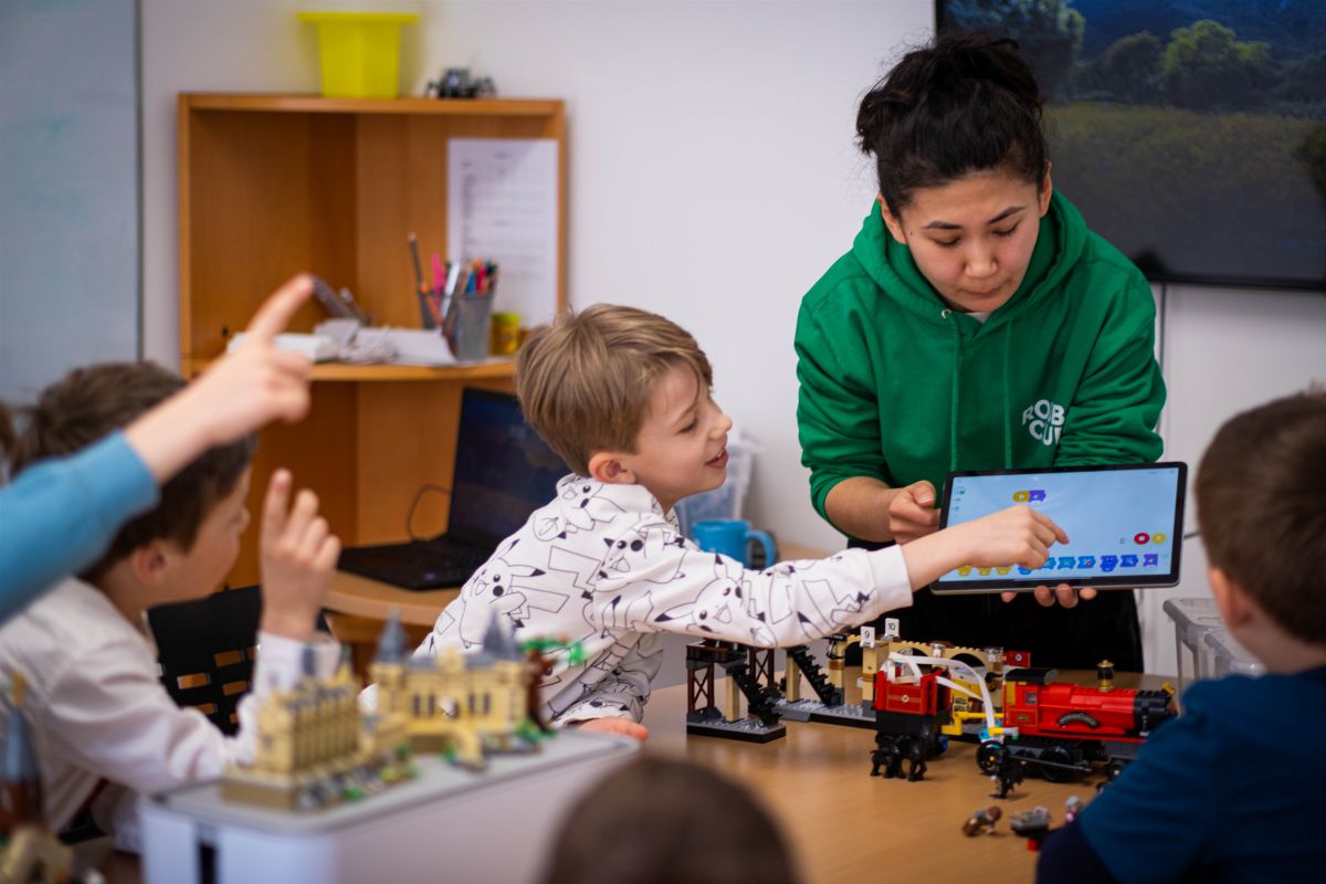 Robbo Club Trainerin erklärt Kindern die Programmierung - individuelle Betreuung in kleinen Gruppen
