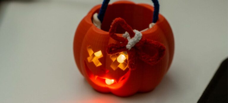 Ein selbst gebastelter, leuchtender Halloween-Kürbis steht auf einem Tisch im Robbo Club als Teil eines Halloween-Workshops.