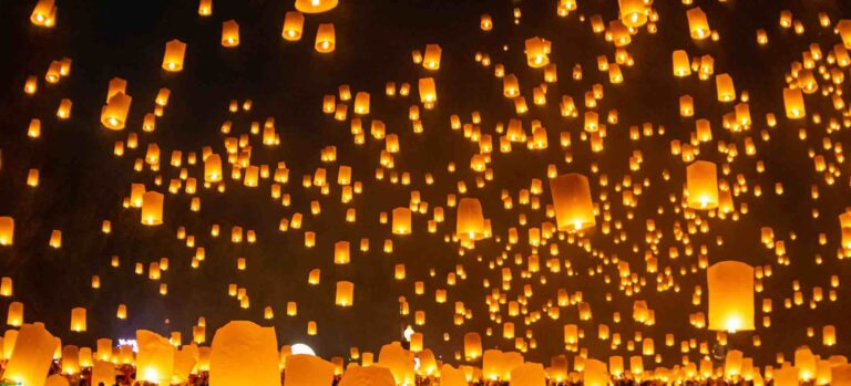 Hunderte leuchtende Laternen steigen im Dunkeln in den Himmel und schaffen eine stimmungsvolle Atmosphäre beim Laternenfest.