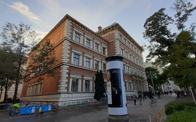 Karlsplatz 14 Volksschule