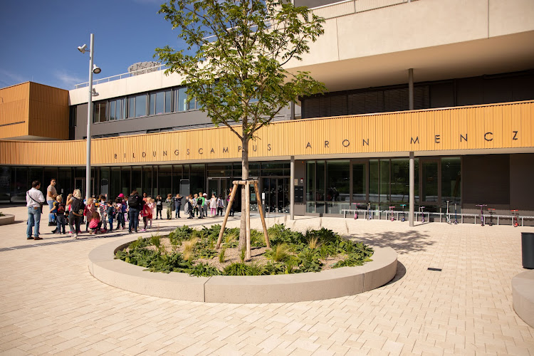 Otto-Preminger-Straße 1 Volksschule