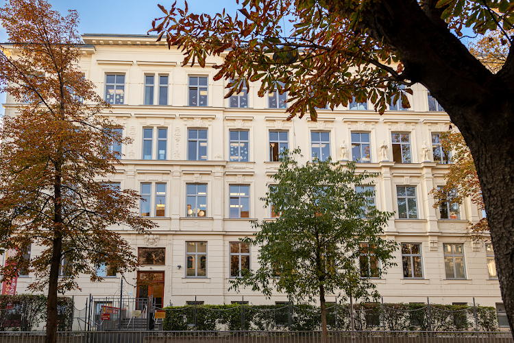 Brüßlgasse 18/Zugang Koppstraße 75 Volksschule