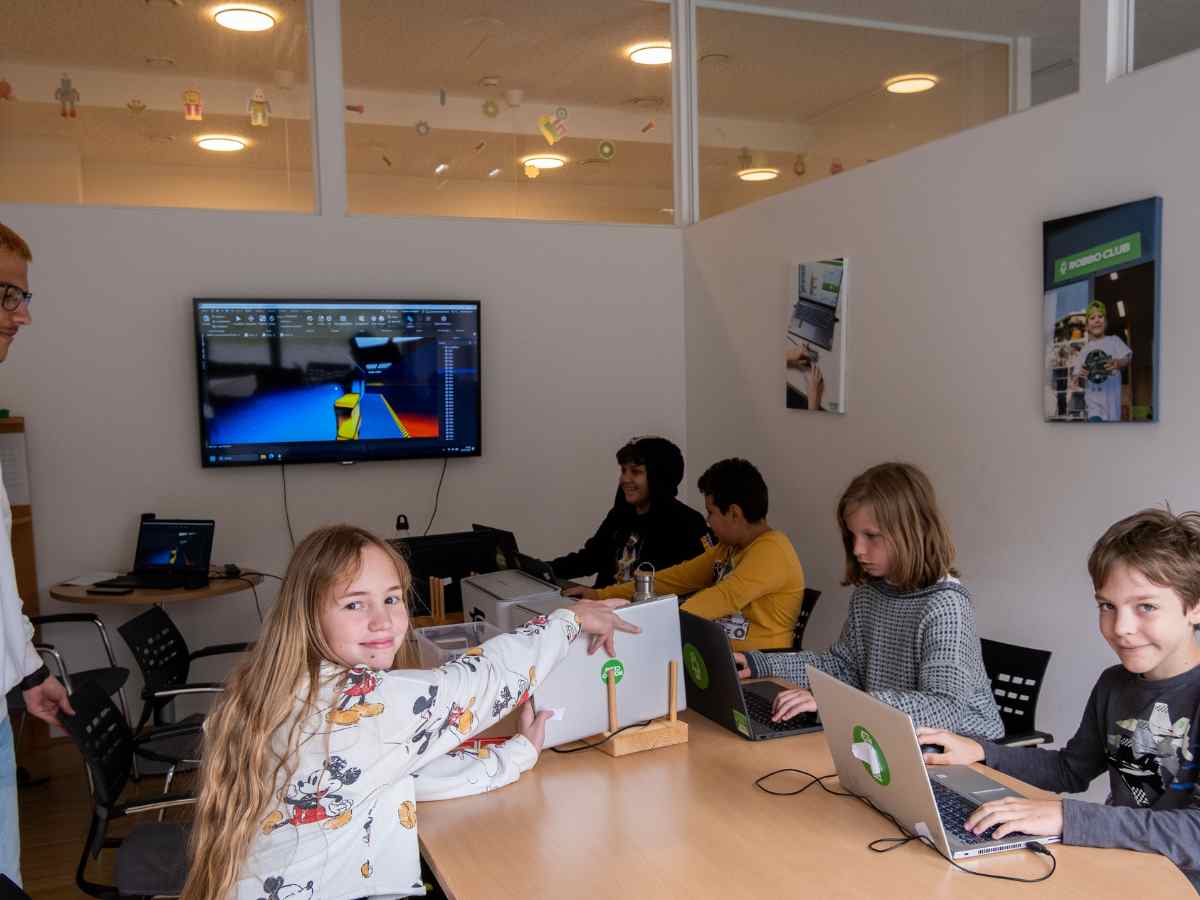 Kinder entwickeln eigene Spiele im Roblox Studio Workshop.