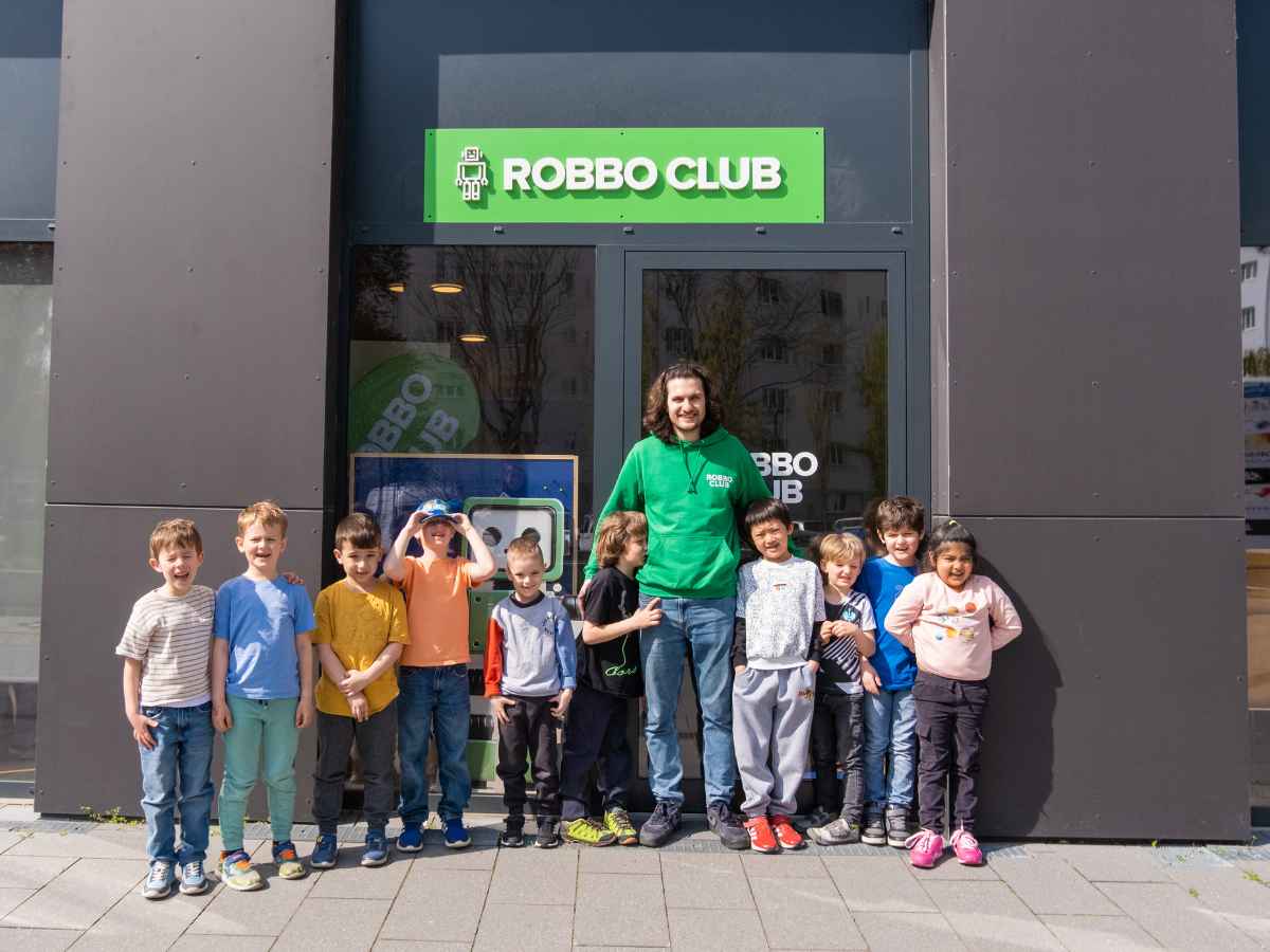 Kindergruppe vor dem ROBBO Club Wien beim Osterferien Camp