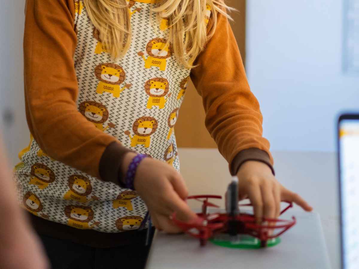 Kind steuert einen Lern-Quadcopter im ROBBO Camp