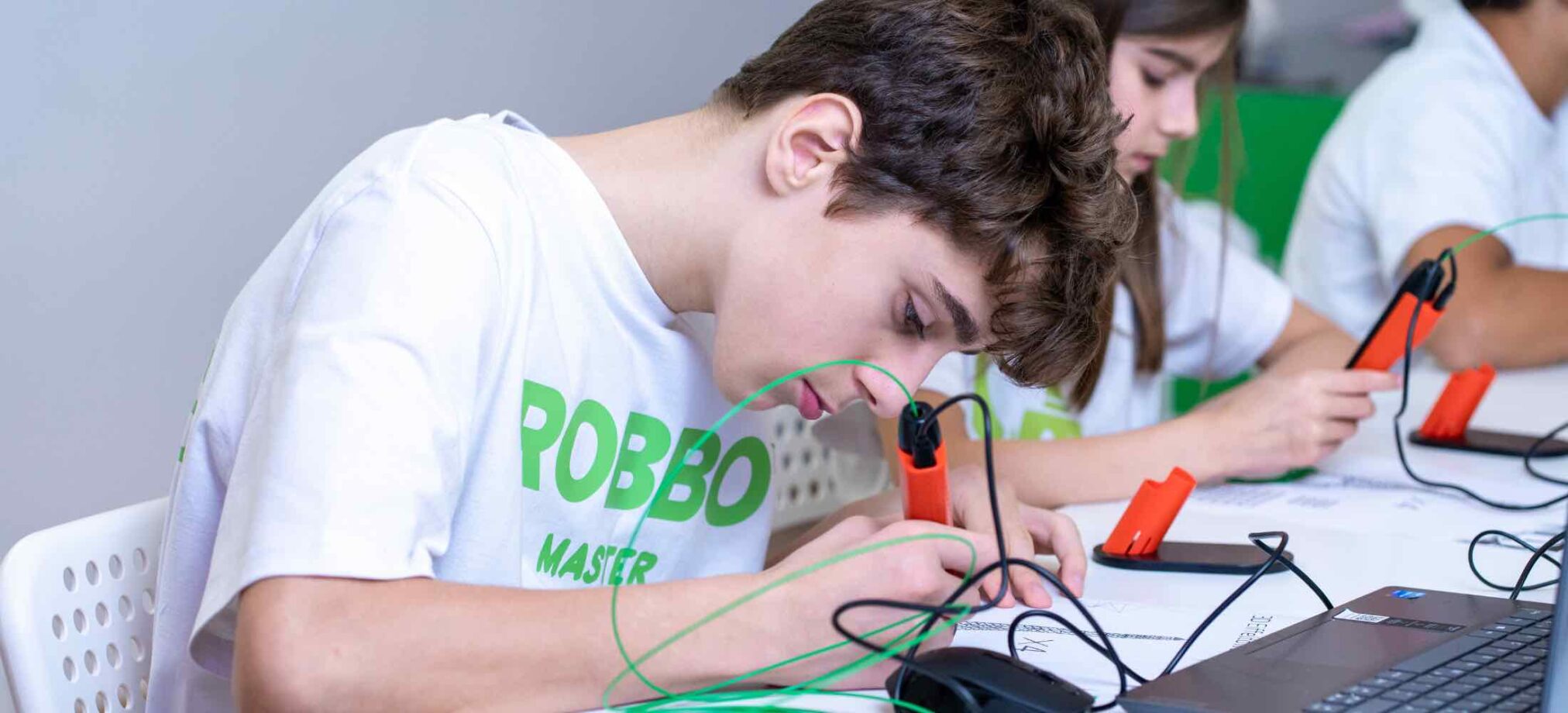 Jugendliche ab 14 Jahren arbeiten im Robbo Club mit 3D-Stiften an technischen Kreativprojekten.