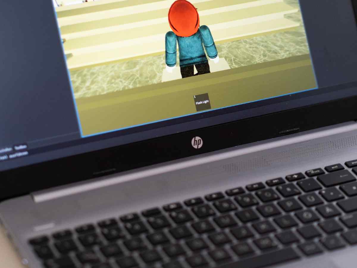 Roblox Avatar auf dem Bildschirm eines Laptops im Workshop.