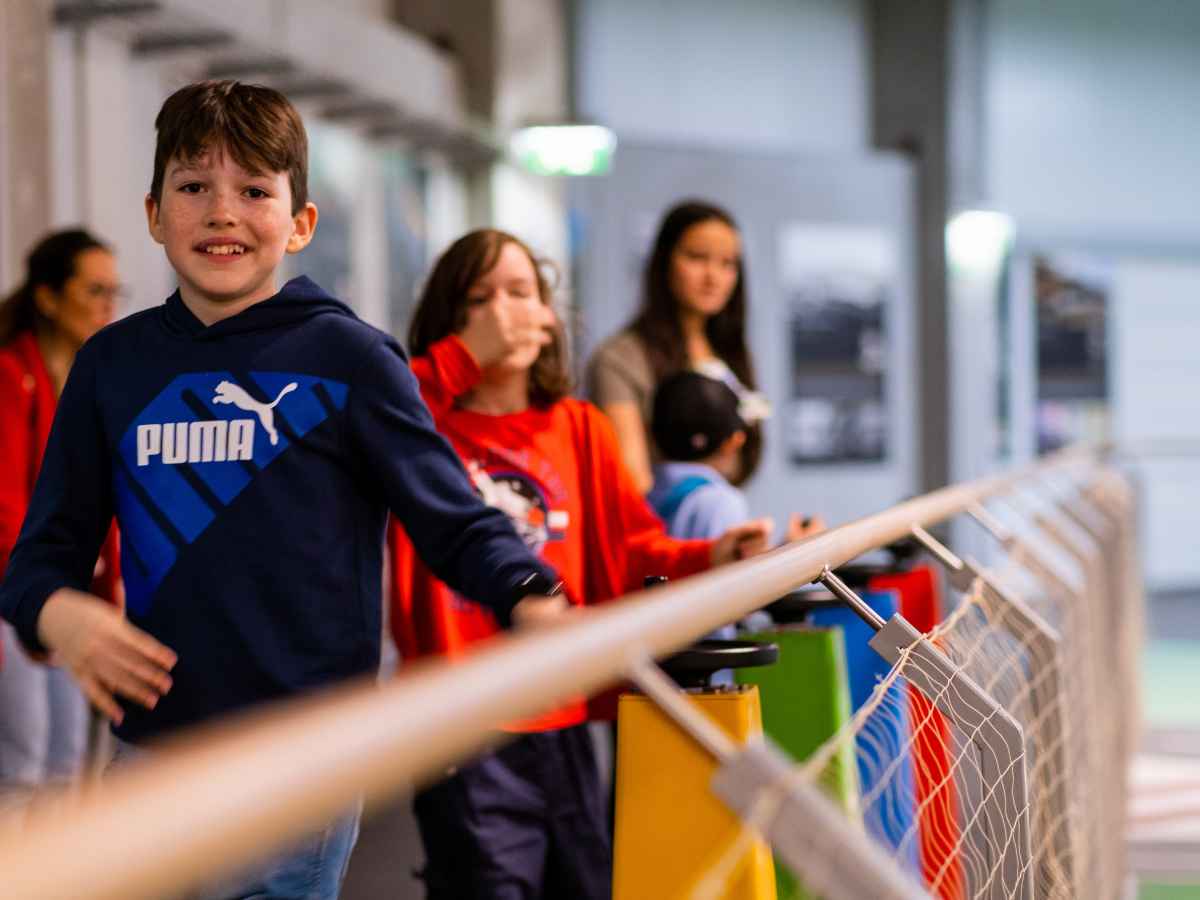 Kinder beim Spielen und Bewegen während des Osterferien Camps