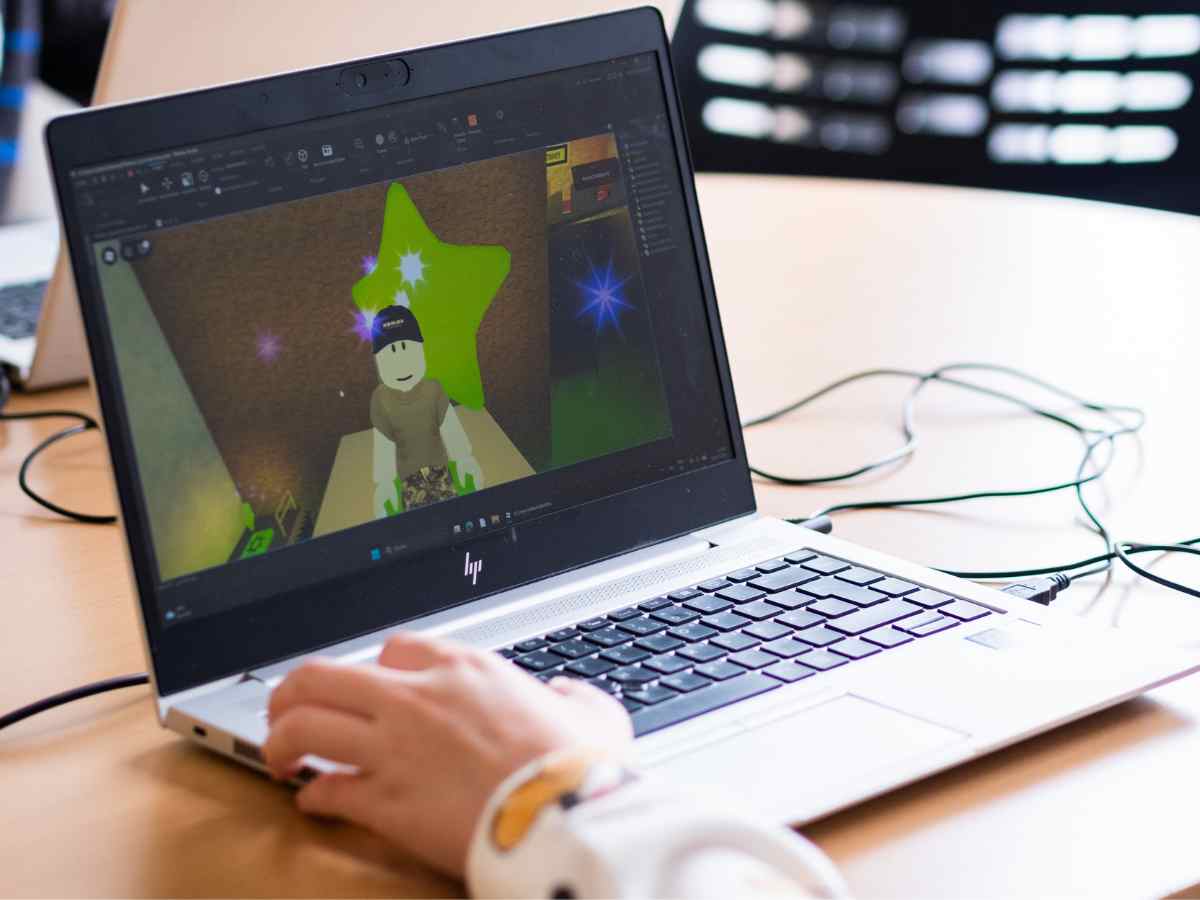 Kind gestaltet eine Roblox Figur und Umgebung im Roblox Studio.