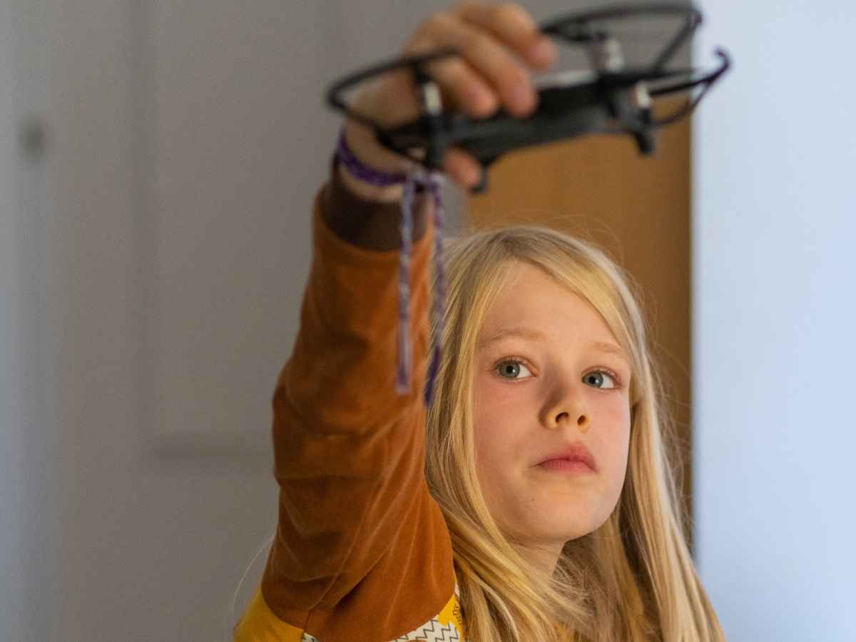 Kind präsentiert einen programmierten Mini-Quadcopter