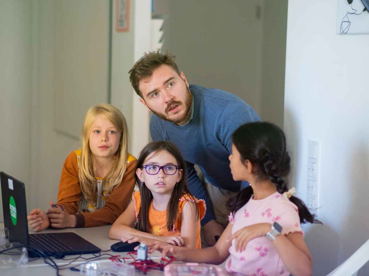 Trainer unterstützt Kinder bei der Drone-Programmierung